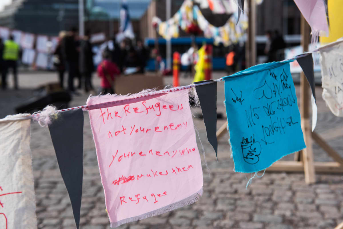 Helsingin Rautaientorilla irakilaisten ja Afganilaisten turvapaikanhakijoiden telttakylä maaliskuu 2017
