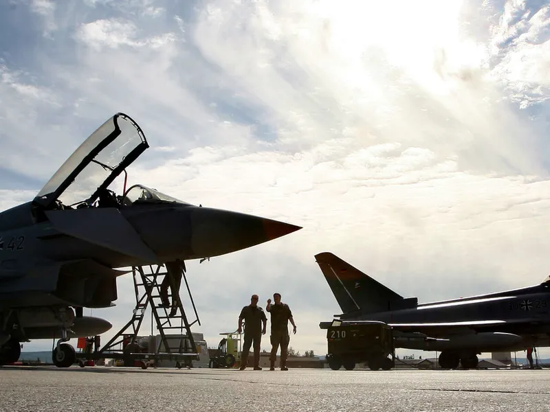 Red Flag on laaja ilmasotaharjoitus, jossa Yhdysvallat ja sen liittolaiset harjoittelevat vaativissa skenaarioissa. Tässä Luftwaffen Eurofighter Typhoon -kalustoa Eielsonin lentotukikohdasa Alaskassa kesäkuussa 2012.