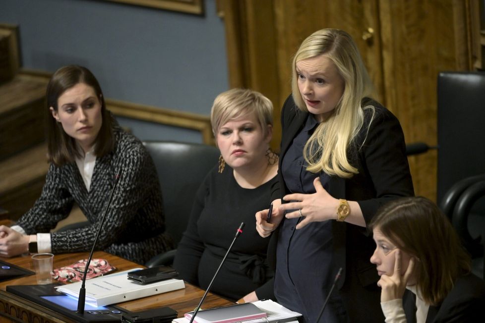 Pääministeri Sanna Marin (sd), valtiovarainministeri Annika Saarikko (kesk), sisäministeri Maria Ohisalo (vihr) ja opetusministeri Li Andersson (vas) eduskunnan suullisella kyselytunnilla torstaina.