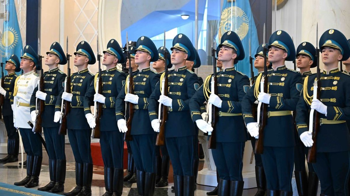 During the ceremony welcoming Putin in Akorda, a line of soldiers in full dress uniform