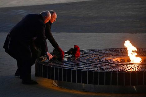 Vladimir Putin avasi uuden mahtipontisen sotamuistomerkin Hatsinan lähellä sijaitsevassa inkeriläiskylässä yhdessä Valko-Venäjän Aljaksandr Lukashenkan kanssa.