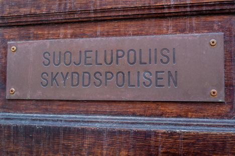 Suojelupoliisin määräaikainen työntekijä otettiin kiinni rikosepäilyjen takia joulukuussa 2015.