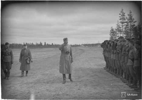 Mannerheim kävi onnittelemassa Magnussonia ja hänen laivuettaan toukokuussa 1943, kun he olivat saavuttaneet 500 ilmavoittoa. Magnusson on äärimmäisenä vasemmalla ja päämajoitusmestari Aksel Airo hänen takanaan.