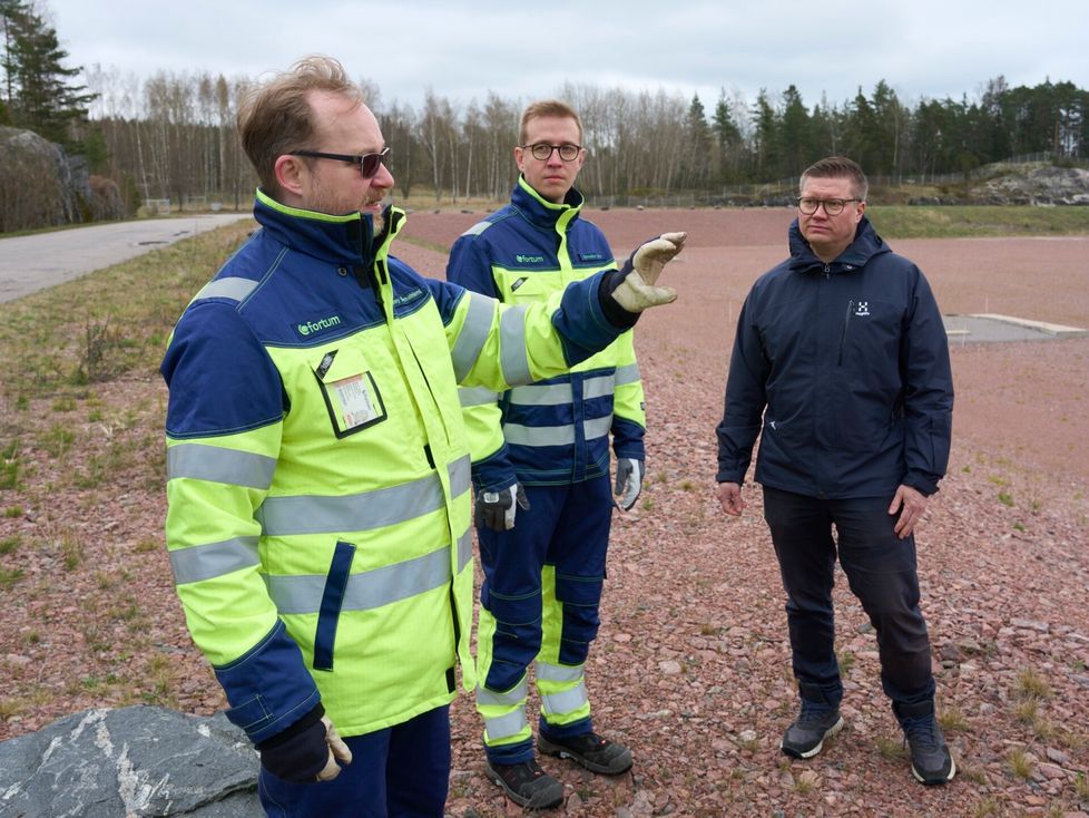 Henry Sammalniemi (vas.) ja Sebastian Auria kehittävät Fortumin omistamia teollisuustontteja ja hankkivat niille uusia käyttäjiä. Antti Kaikkonenkin (oik.) oli aiemmin töissä Fortumilla, mutta siirtyi sitten asiakkaansa eli Blastrin maajohtajaksi.