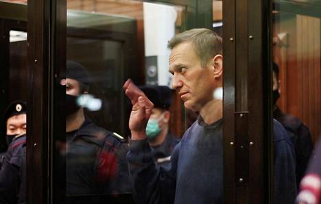 Aleksei Navalnyi vilkutti tiistaina oikeudenkäynnissä vaimolleen Julija Navalnajalle, joka seurasi oikeudenkäyntiä salissa. Navalnyi oli ikkunallisessa kopissa, joissa vangitut syytetyt ovat Venäjällä oikeudenkäynneissä.