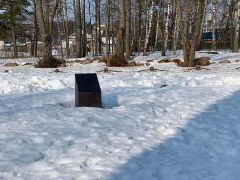 Tältä näytti vastikään Koiviston sankarihautausmaalla sen jälkeen, kun pääpaaden teksti oli peitetty jollain mustalla aineella ja paaden takana pienessä kaaressa olleet 102 henkilön nimilaatat oli käyty poistamassa.