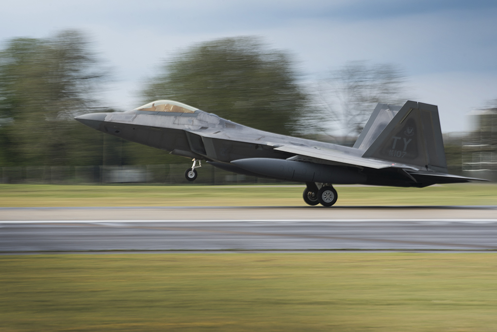 F-22-landing-panning.jpg