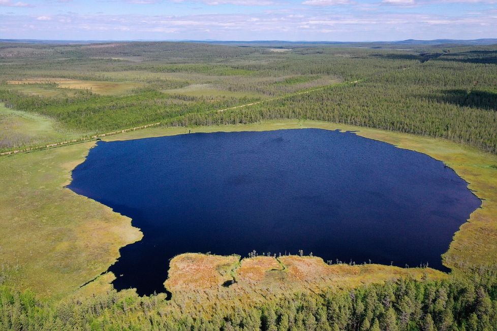 Sallan rata kulkee aivan Yli-Aapalammen vierestä. 
