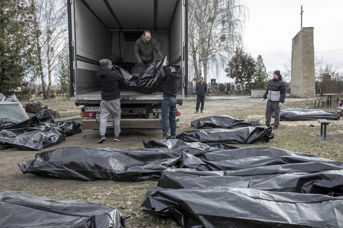 Ruumiita siirrettiin 6.4. kuorma-autoon Butšassa lähellä Kiovaa. 