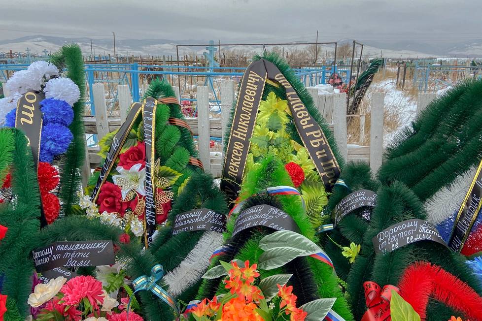 Kaatunutta sotilasta muistivat kukkalaittein sedät, tädit, isovanhempien sisarukset, omat pojat, ystävät ja Burjatian tasavallan päämies.
