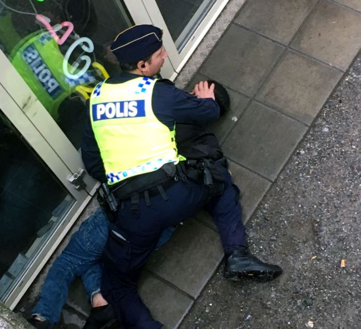 Swedish-policeman-knifed.jpg