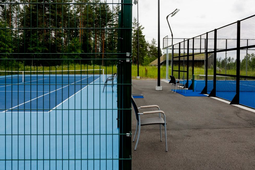 Hotellilla on satsattu myös liikuntapalveluihin. Kuntosalin ja padel- ja tenniskentän lisäksi alueella voi muun muassa kajakoida.