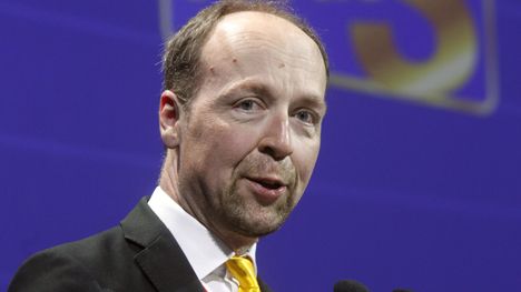 Puheenjohtaja Jussi Halla-ahoa tyydyttää Mika Niikon selitykset sähkötupakkabisneksistään. Halla-aho ei ole aikeissa asiaan sen enemmin perehtyä, vaan luottaa puoluetoverinsa sanaan.