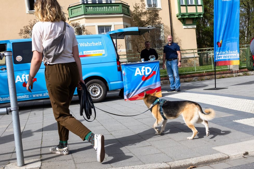 Vaihtoehto Saksalle -puolue (AfD) kampanjoi Chemnitzissä. Paikallisedustajan Nico Köhlerin (oik.) mukaan ihmiset ovat tyytymättömiä nykyhallintoon ja haluavat muutosta.