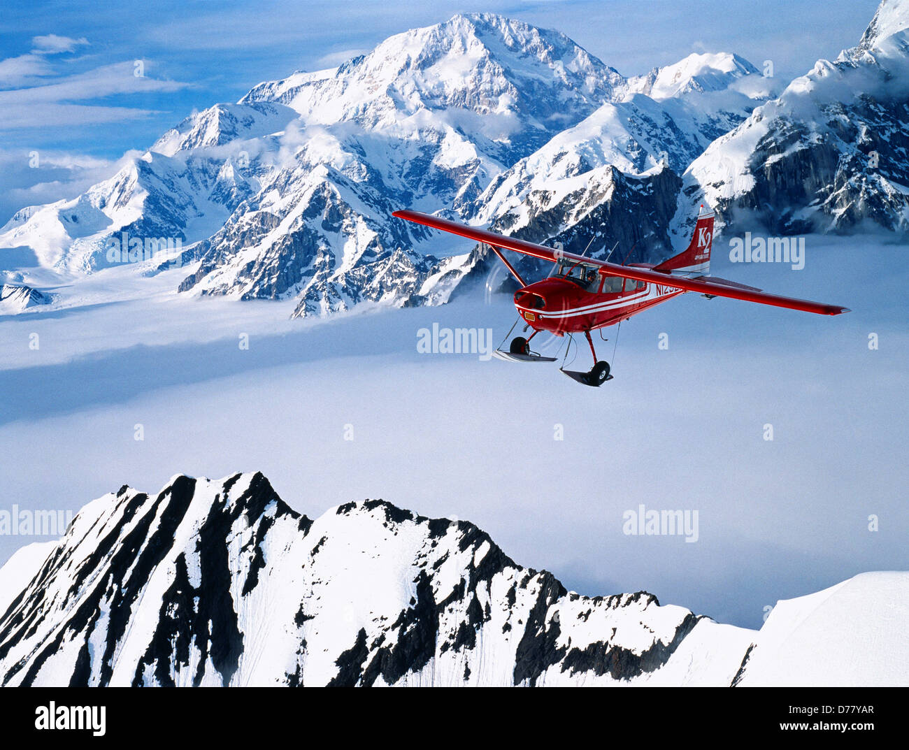 k2-aviations-cessna-185-on-wheel-skis-flying-above-kahiltna-glacier-D77YAR.jpg