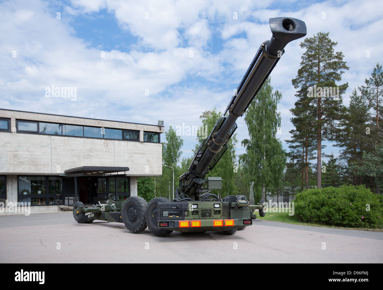 modern-finnish-artillery-cannon-155-k-98-of-the-karelia-brigade-at-D96FMJ.jpg