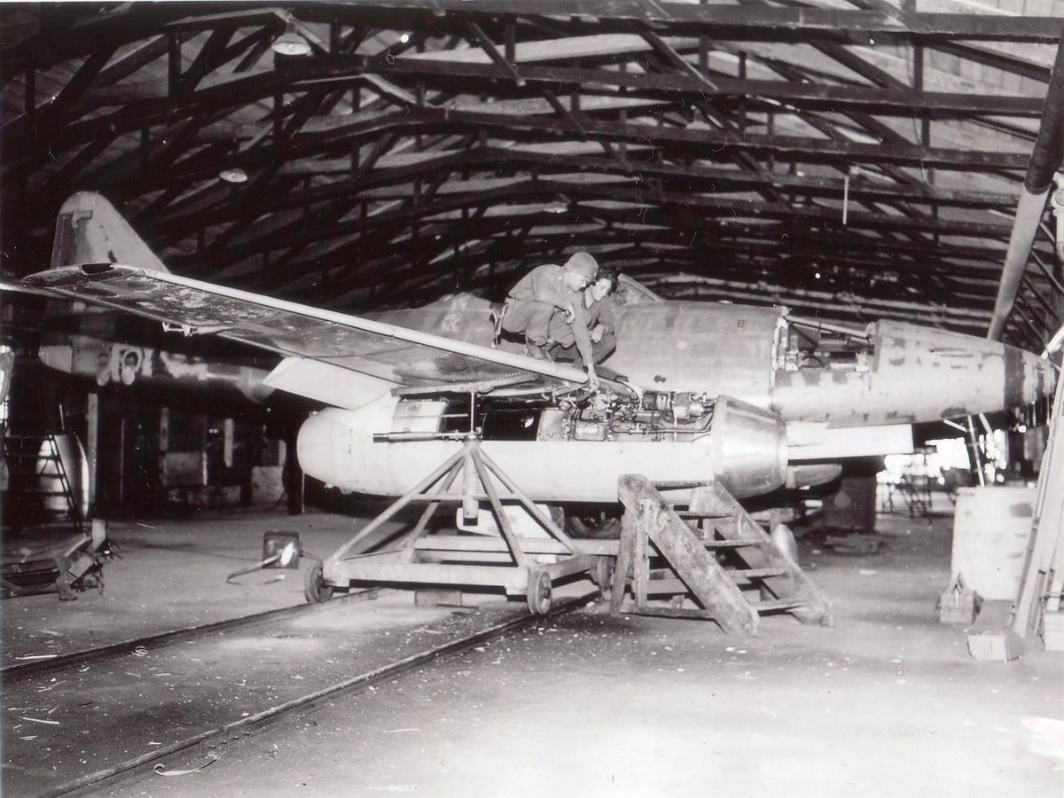 Messerschmitt%20Me-262%20in%20the%20bottling%20plant%20in%20Lajphajme%20Leipheim..jpg