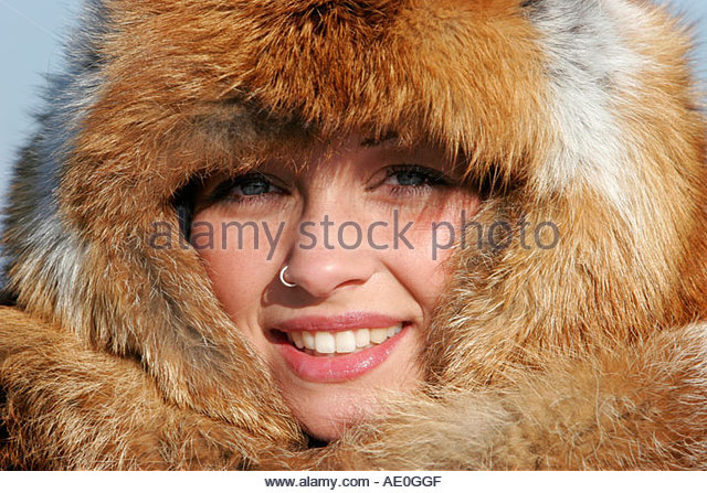 woman-with-fox-fur-coat-ae0ggf.jpg