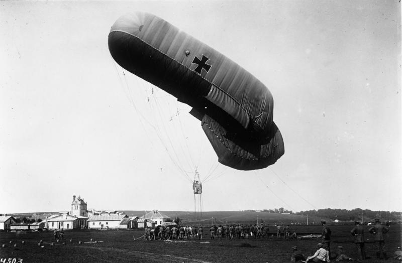 Bundesarchiv_Bild_102-00321A%2C_Westfront%2C_Aufsteigender_Fesselballon..jpg