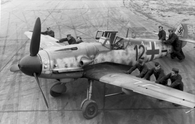 Bundesarchiv_Bild_101I-487-3066-04,_Flugzeug_Messerschmitt_Me_109.jpg
