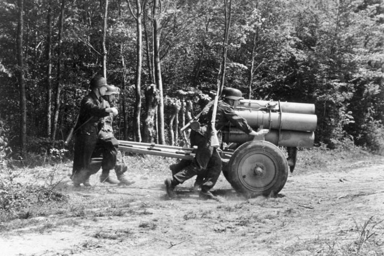 Bundesarchiv_Bild_101I-299-1803-01%2C_Frankreich%2C_21cm_Nebelwerfer.jpg