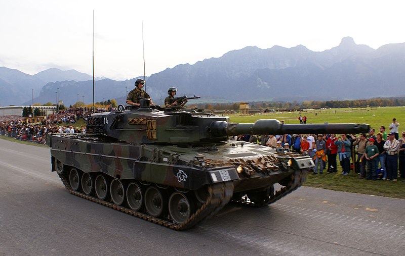 800px-Pz_87_Leopard_-_Seite_-_Schweizer_Armee_-_Steel_Parade_2006.jpg