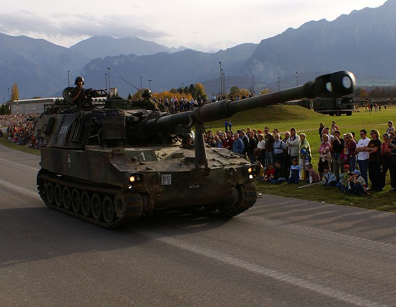 773px-Pz_Hb_M109_79-95_-_Schweizer_Armee_-_Steel_Parade_2006.jpg