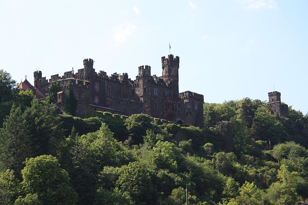 1024px-Burg_Reichenstein_2009-08-01_00.jpg