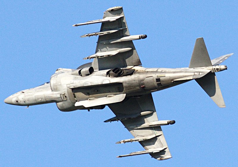 800px-Harrier_AV-8B_banking_left%2C_revealing_under-fuselage_section.jpg