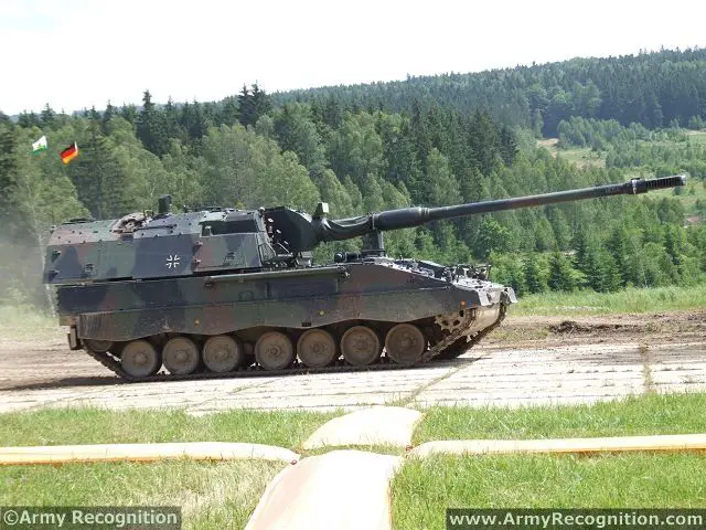 Lithuania_might_show_interest_for_KMW_s_PzH_2000_155_mm_self_propelled_howitzer_640_001.jpg