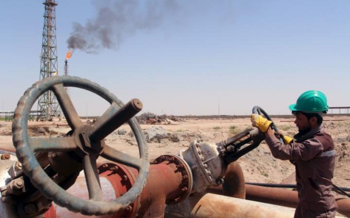 95697258_A_worker_checks_the_valve_of_an_oil_pipe_at_Al-Sheiba_oil_refinery_in_the_southern_Iraq-large_trans++ZgEkZX3M936N5BQK4Va8RTgjU7QtstFrD21mzXAYo54.jpg