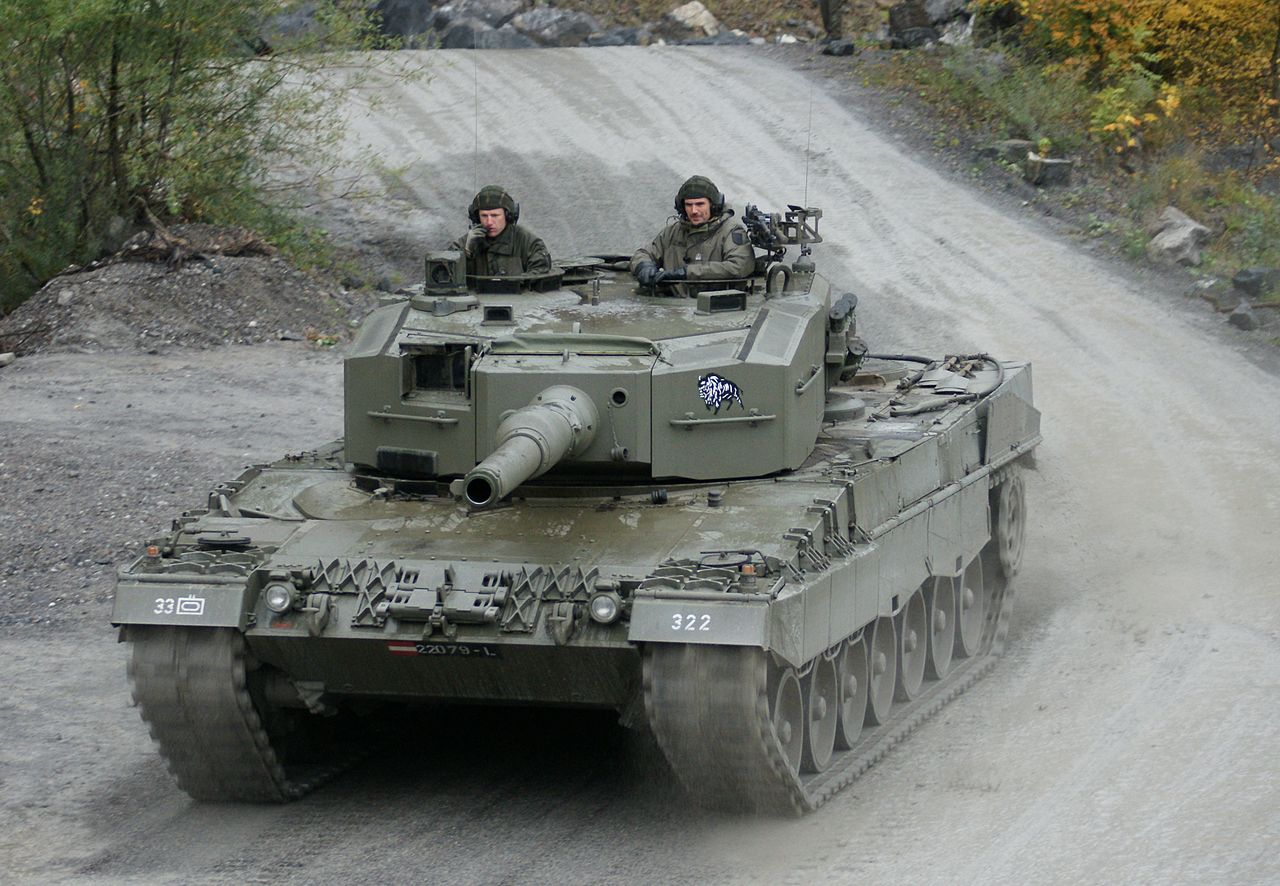 Leopard_2A4_Austria%2B2011%2Bwikicommon.jpg
