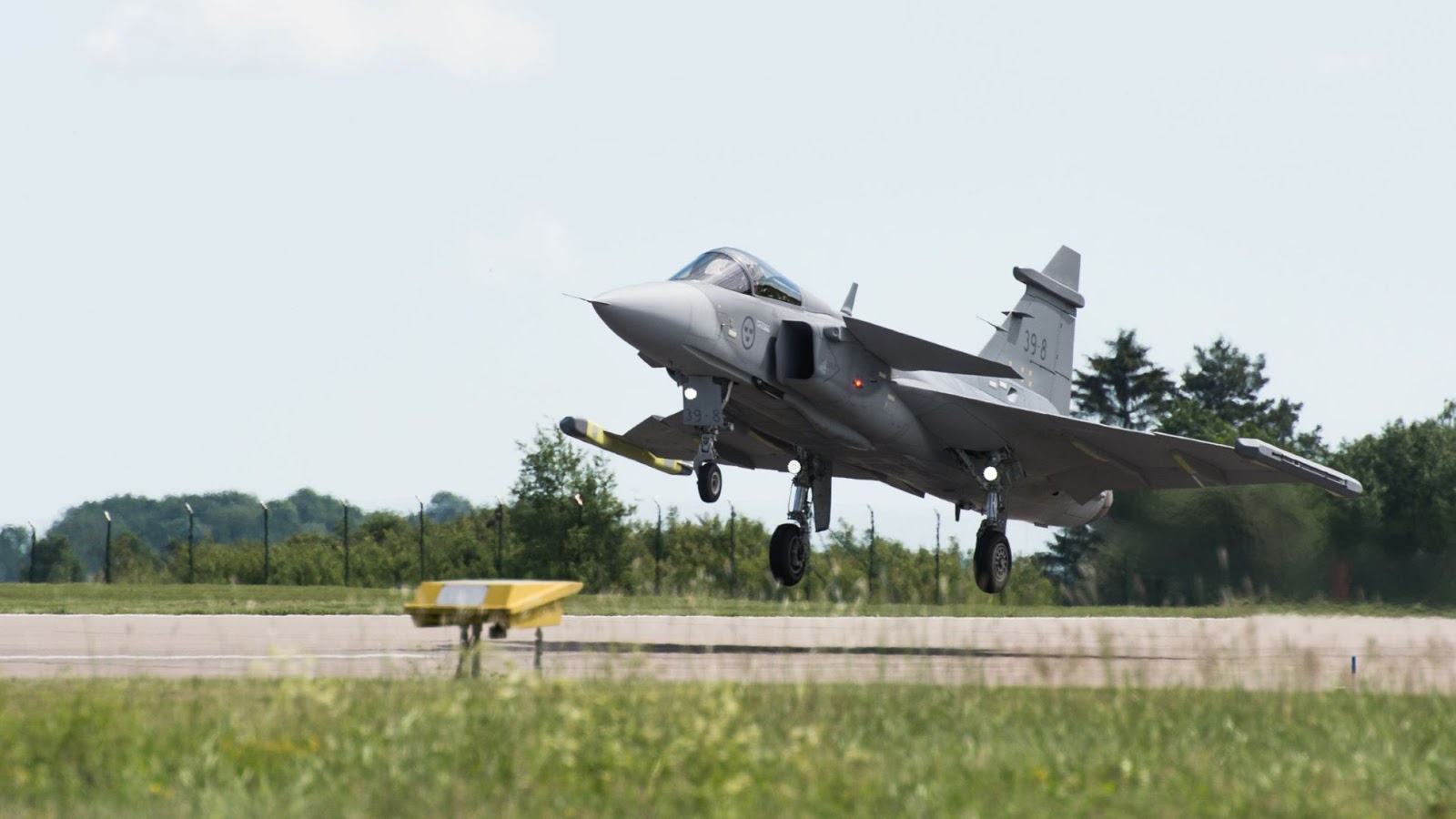 gripen_e_first_flight-landi.jpg