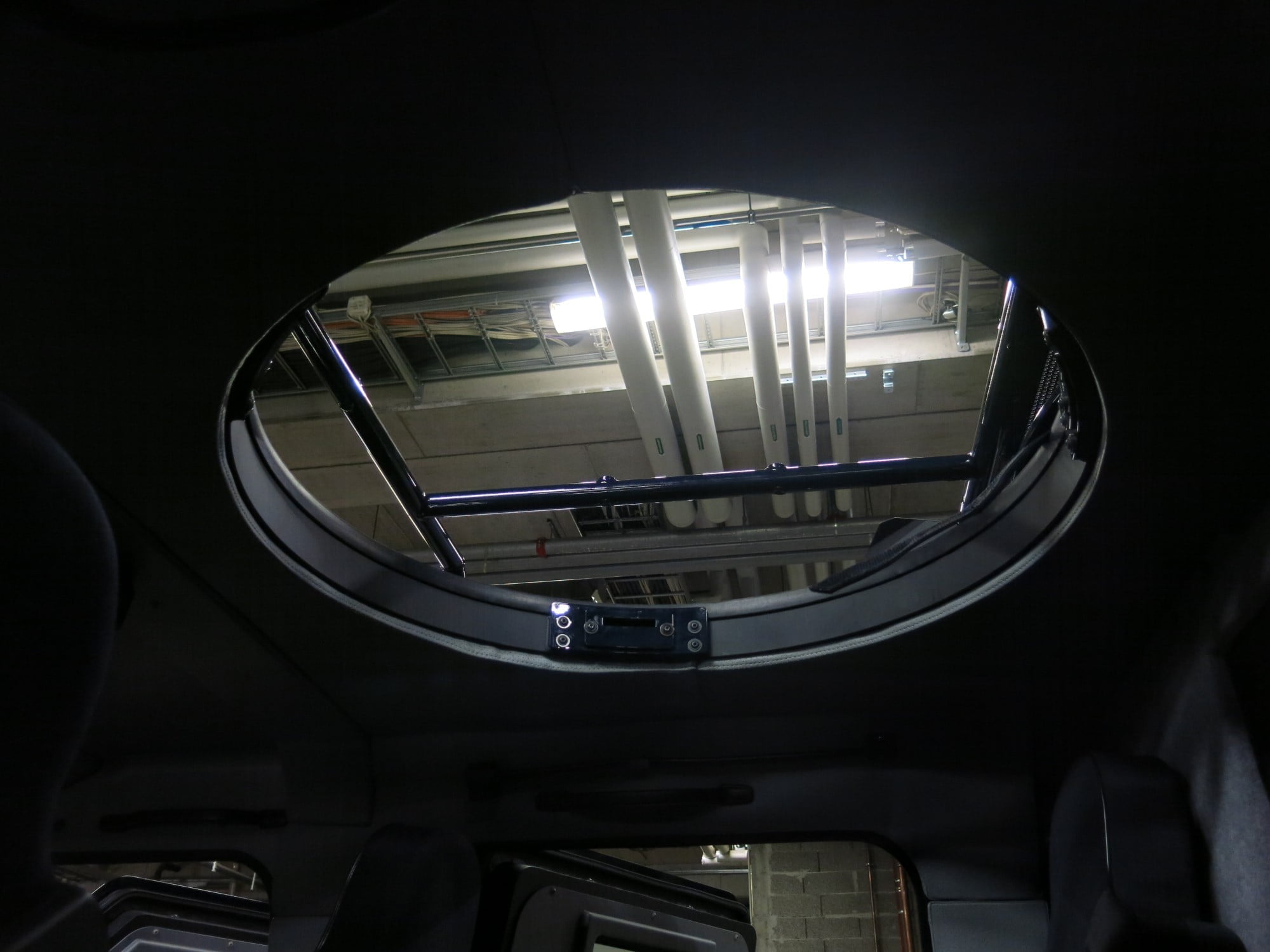 Mercedes-Benz-G280-CDI-LAPV-5.4-kattoluukku-panssaroitu-auto-Poliisi-Kuva-CvB.jpg