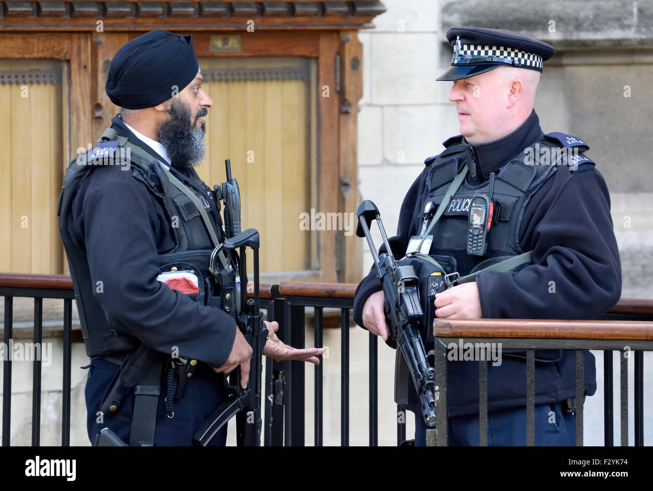 london-england-uk-armed-sikh-police-officer-outside-the-houses-of-F2YK74.jpg