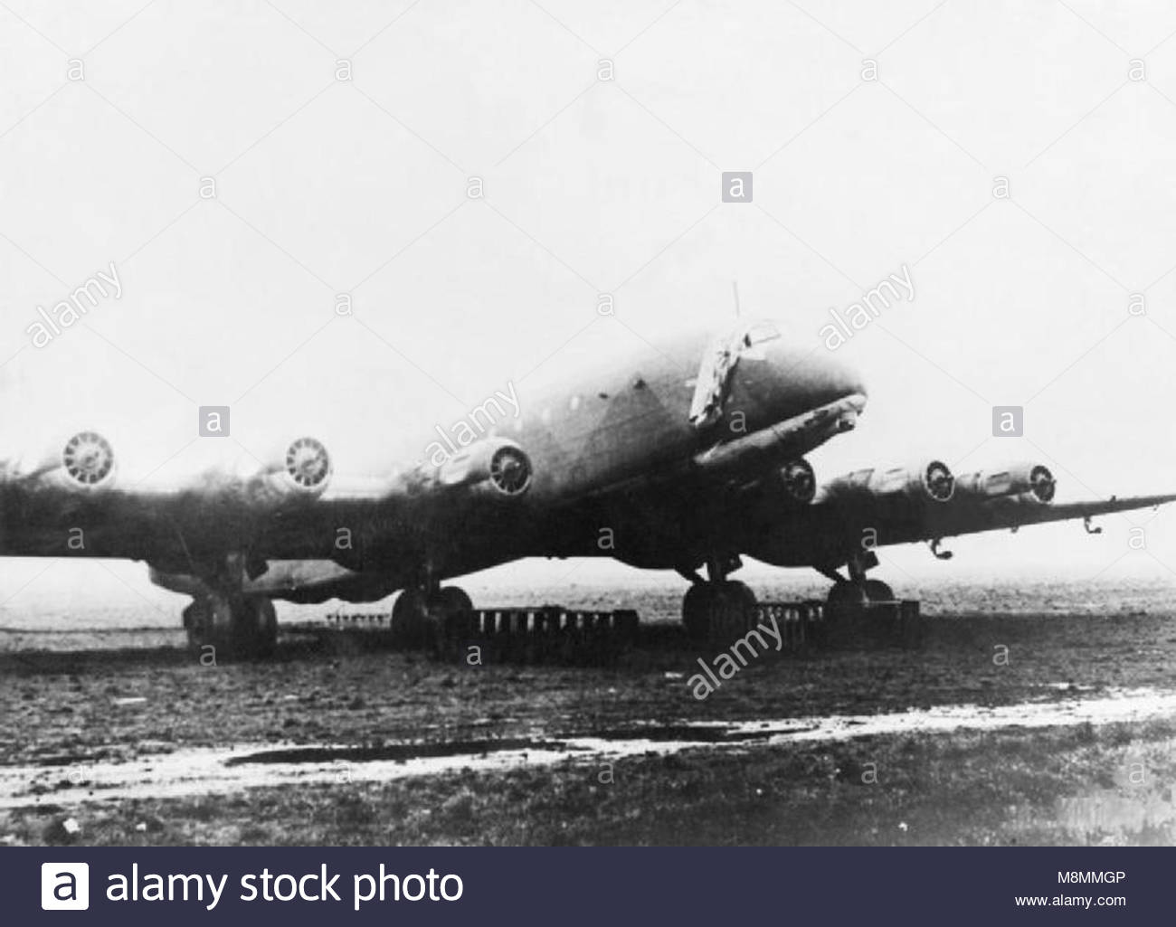 ju-390-transport-with-six-bmw-801-engines-pictured-abandoned-on-a-M8MMGP.jpg
