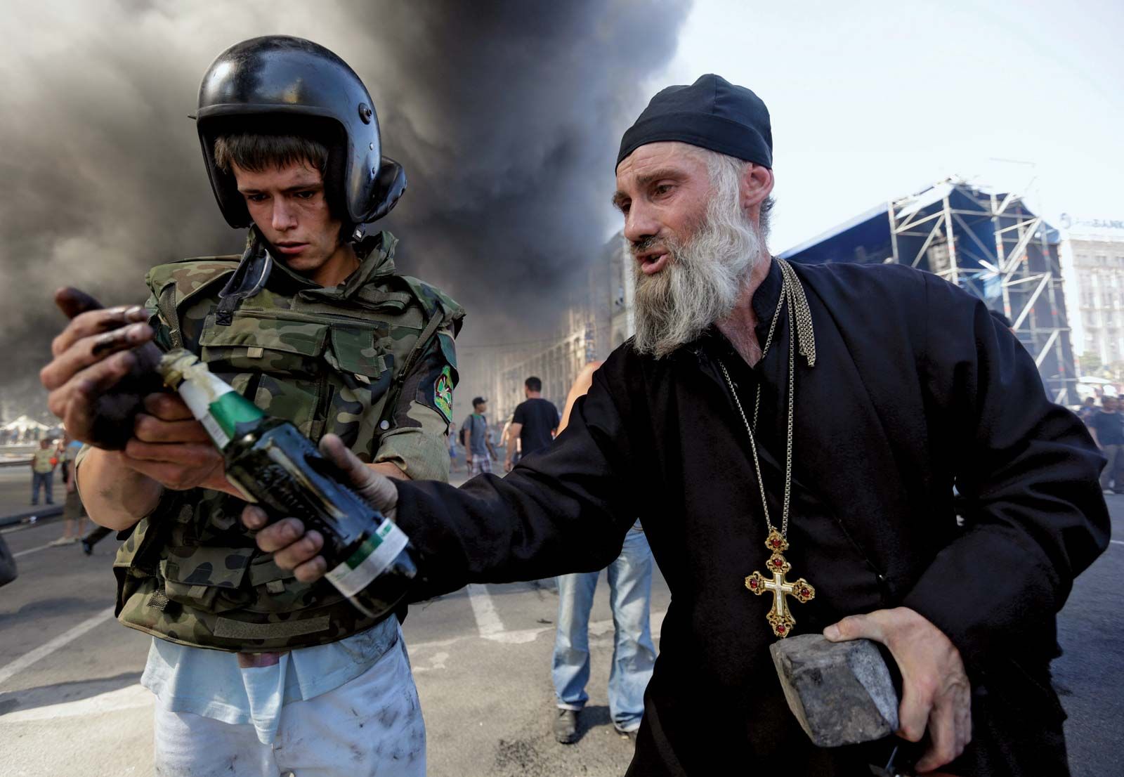 Protesters-government-forces-Molotov-cocktail-Kiev-Maidan-August-7-2014.jpg