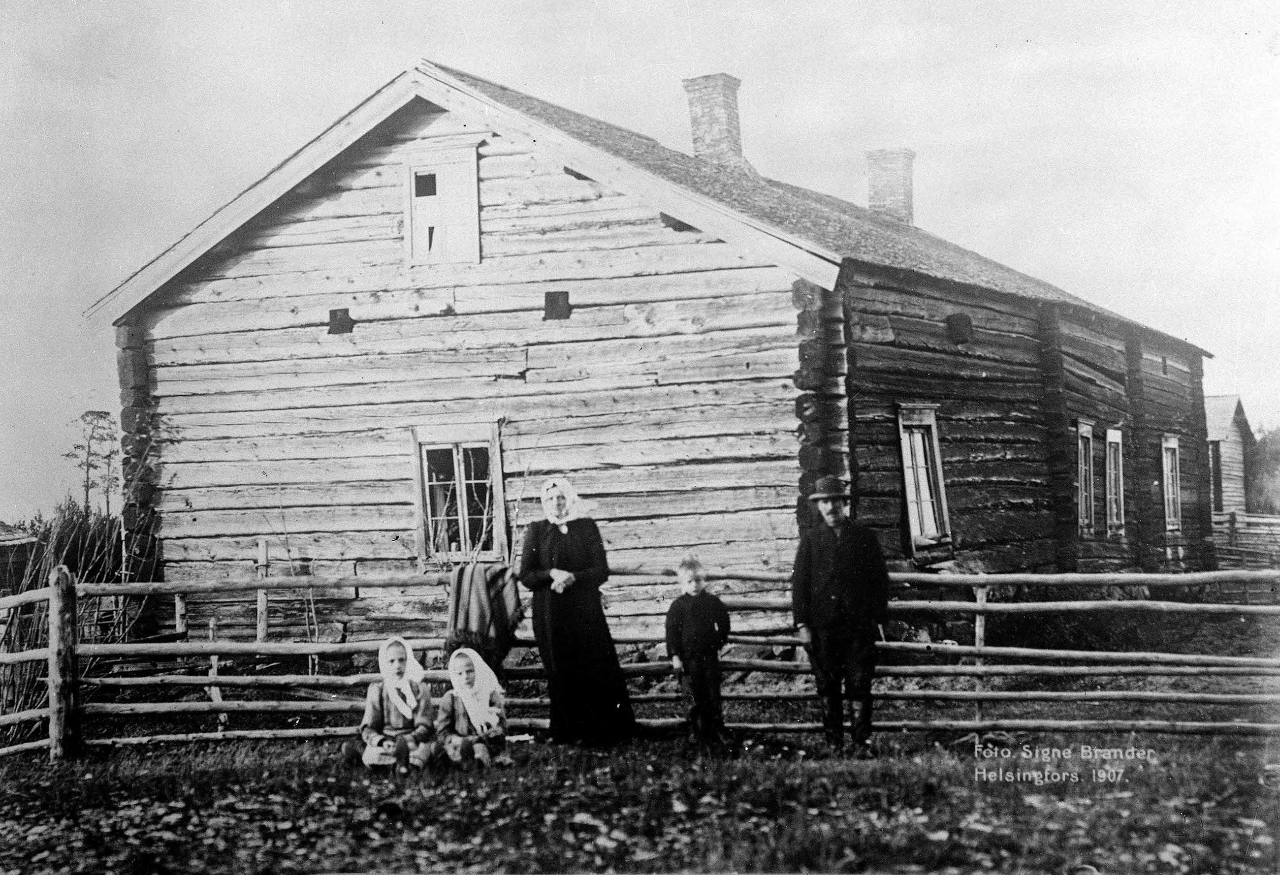 Vuonna 1907 otetussa valokuvassa on Pietolan tila Siikajoella. Siellä Ruotsin armeijan kenraali Adlercreutz piti päämajaansa Suomen sodan aikaan.