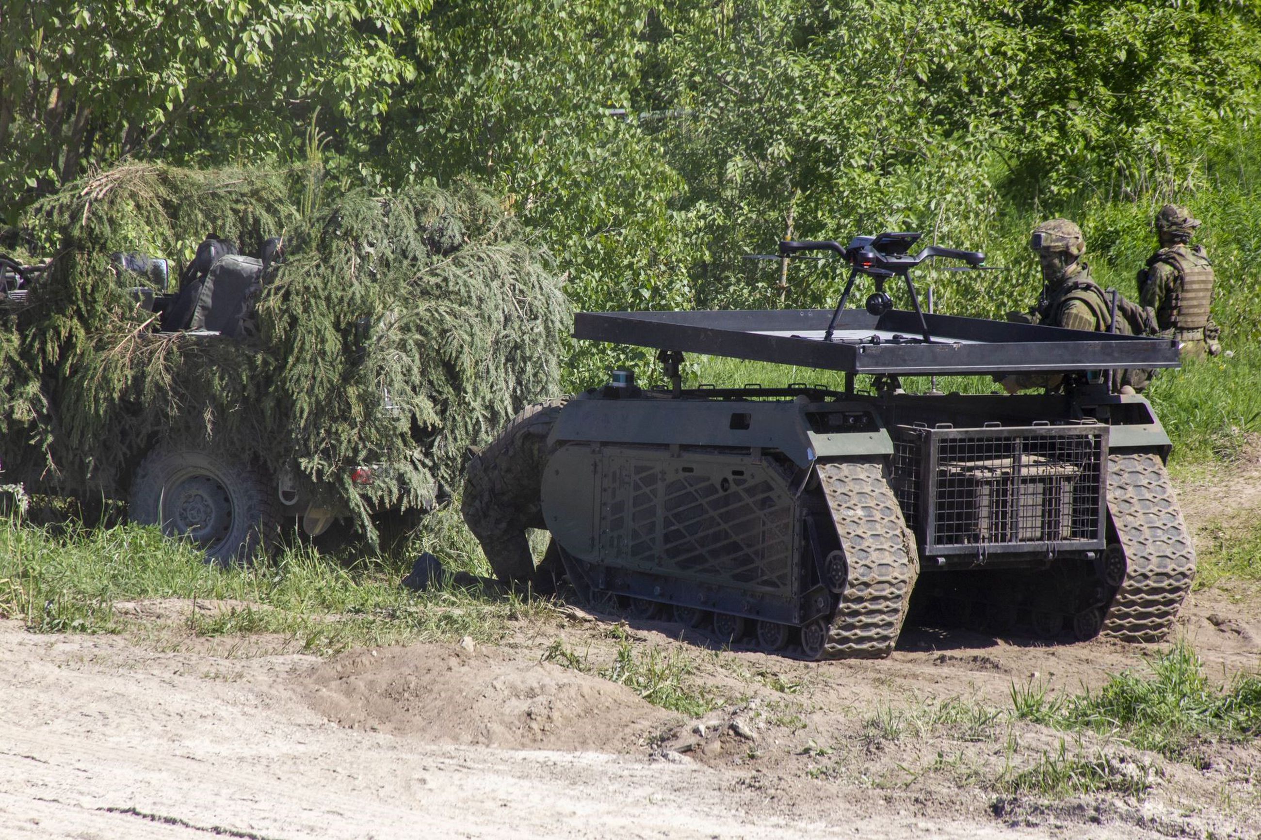 Virolaisen Milrem Roboticsin valmistama miehittämätön kulkuneuvo kuljettamassa droonia.