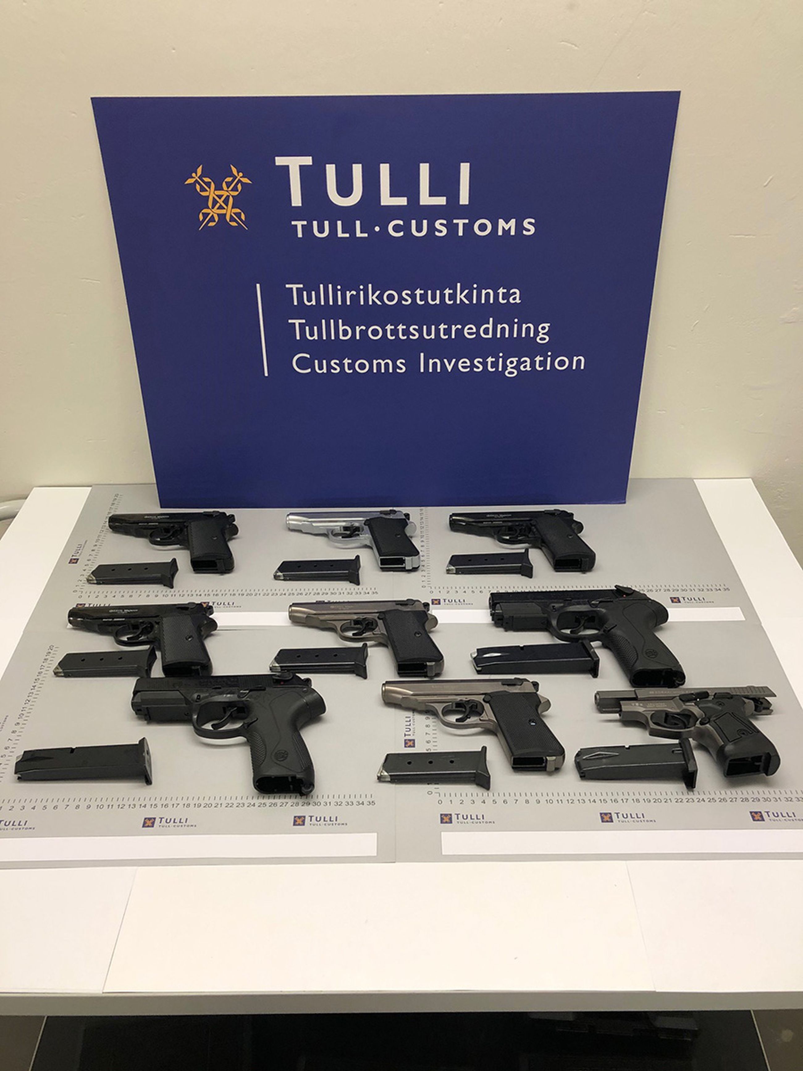 Aseiden maahantuonnista epäillään ympäri Suomea asuvia henkilöitä ja tulli on ottanut rikoskokonaisuudessa kiinni myös yli kymmenen Pohjois-Pohjanmaalle suunnattua lähetystä.