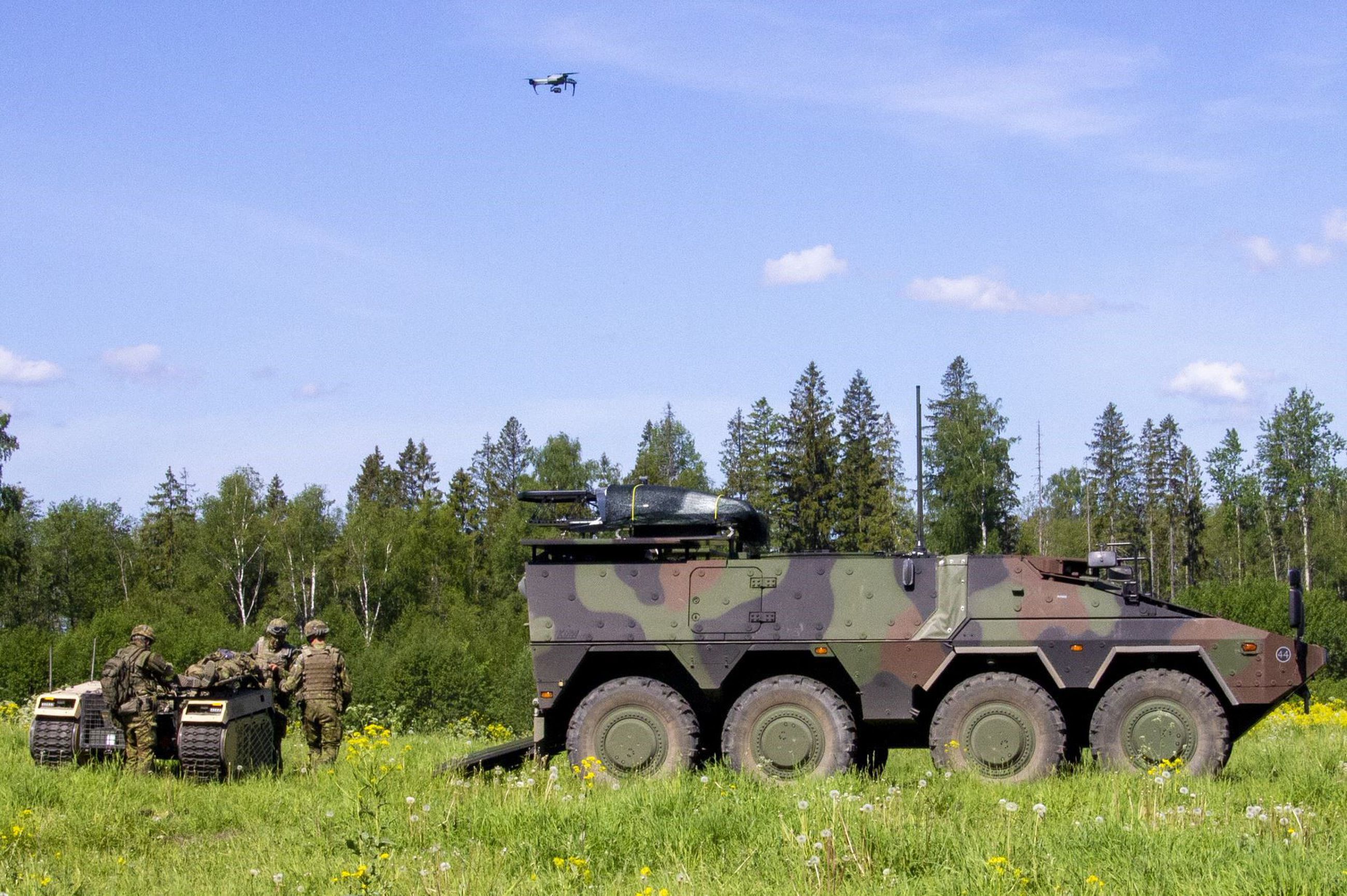 iMUGS-projektin demonstraatiossa Virossa näytettiin, miten sotilasosaston tukena oli miehittämätön maakulkuneuvo kuljettamassa haavoittunutta ja drooni välittämässä tietoa.