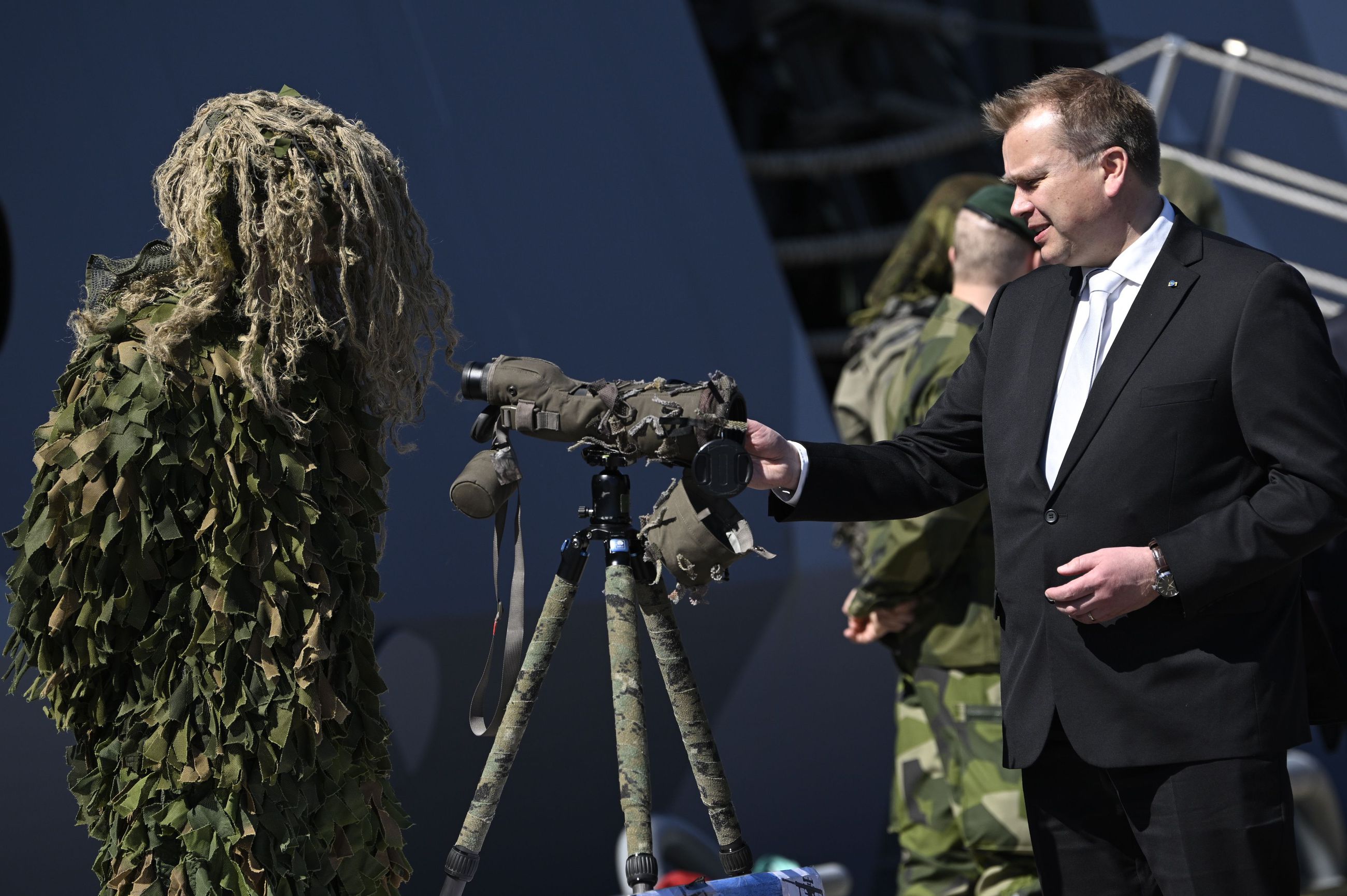 Puolustusministeri Antti Kaikkonen vieraili keskiviikkona Ruotsin puolustusvoimien merivoimien Bergan tukikohdassa Tukholman lähistöllä tutustumassa henkilöstöön, laivoihin ja välineistöön.