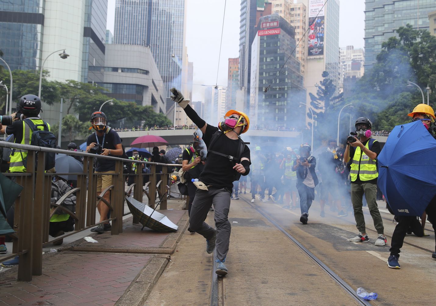 Mellakat ovat jatkuneet Hongkongissa jo kolme kuukautta. Sunnuntaina väkivaltaisuudet kiihtyivät taas. Mellakat ovat jatkuneet Hongkongissa jo kolme kuukautta. Sunnuntaina väkivaltaisuudet kiihtyivät taas.