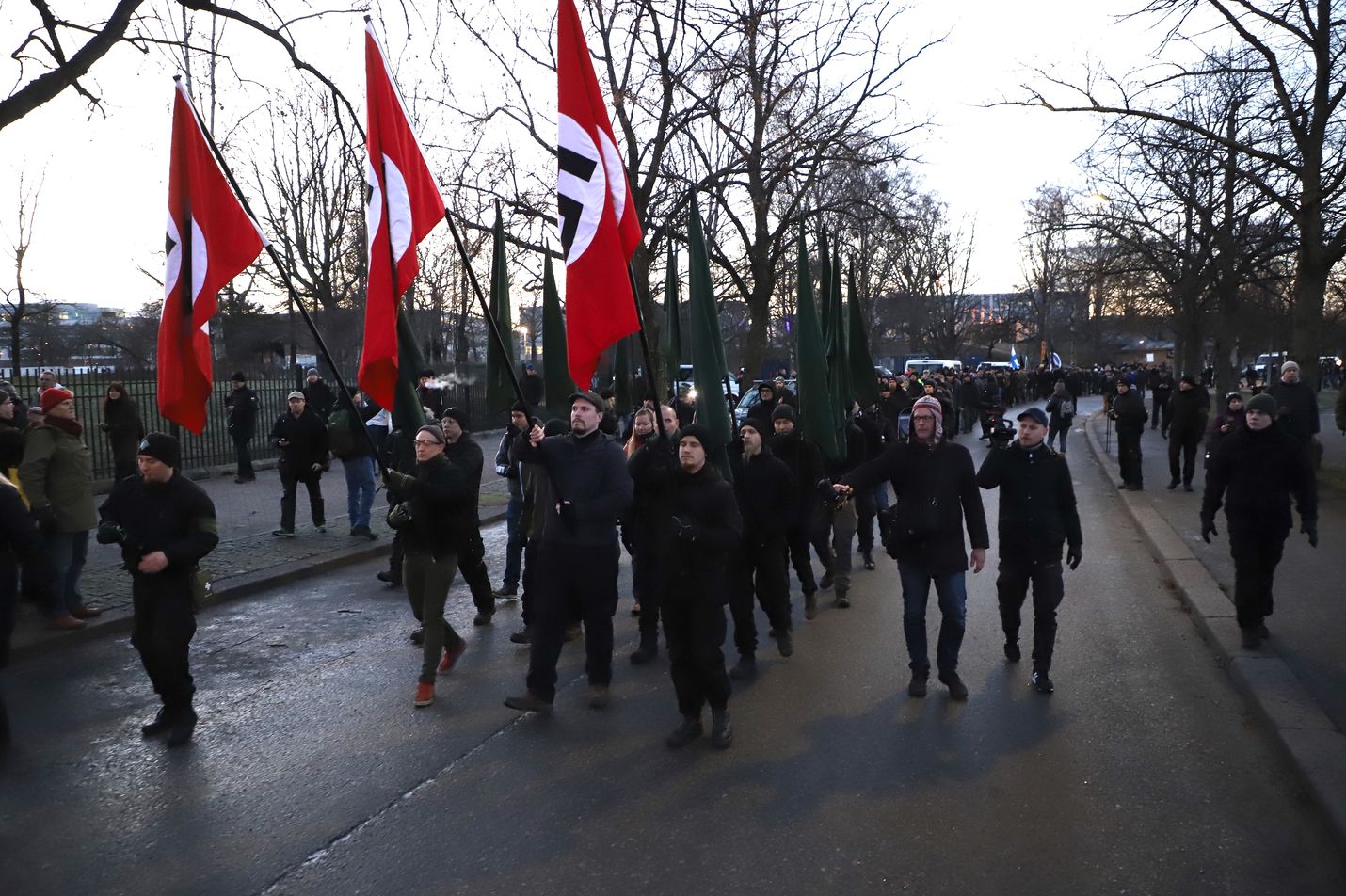 Osa suomalaisista tahtoisi istuttaa natsiliput osaksi itsenäisyysjuhlaperinteitä. Kuva on vuoden 2018 itsenäisyyspäivän mielenosoituksesta Helsingistä.