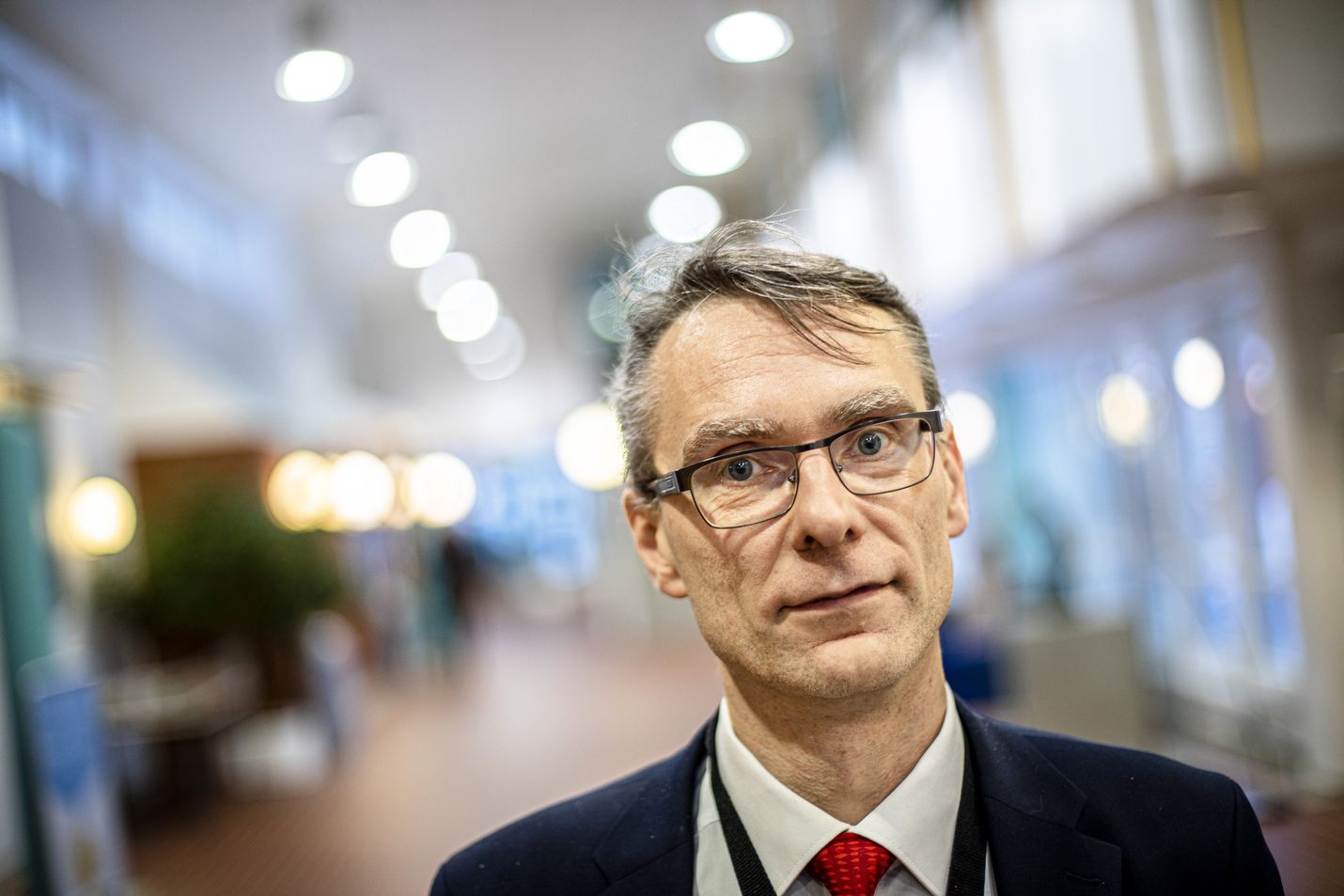 Oikeuskansleri Tuomas Pöysti kävi lokakuussa läpi laajasti eri toimintalinjojen etuja ja ongelmia, kun hän vastasi suomalaisten kanteluihin al-Holin leirin lapsista ja naisista.