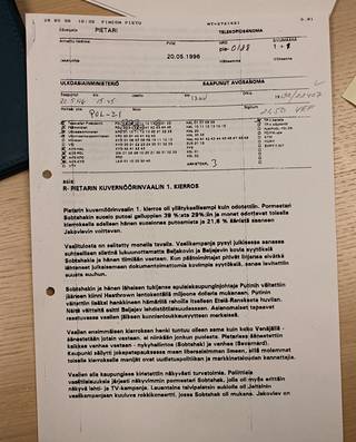 Kesäkuussa 1996 suomalaisraportti kertoo, kuinka Pietarin vaaleissa loka lensi. Vastustaja väitti – vailla todisteita –, että pormestari Anatoli Sobtšak ja apulaiskaupunginjohtaja Vladimir Putin olivat jääneet kiinni Heathrown lentokentällä miljoona dollaria mukanaan.