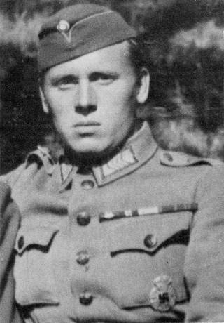 Klaus Alakoski ylennettiin ylikersantiksi 20. heinäkuuta 1943.