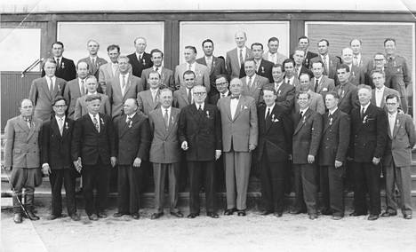 Osasto Paatsalon veteraanit kokoontuivat tapaamiseen vuonna 1957. Harri Paatsalo (Paarma) seisoo eturivissä keskellä harmaassa puvussa ja rusetti kaulassa.