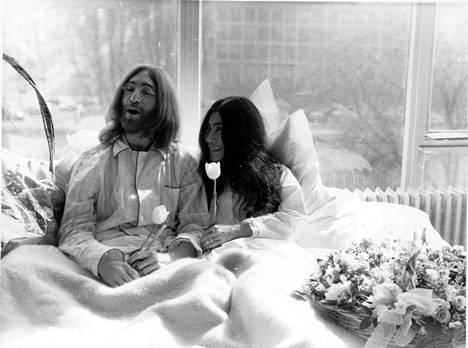 Pariskunta John Lennon ja Yoko Ono hotellissa Amsterdamissa vuonna 1969.