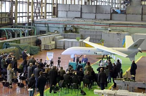 Droonimalli Sokil-300 scout-attack UAV:ta esiteltiin Ukrainalaiselle lehdistölle Kiovassa vuonna 2020.
